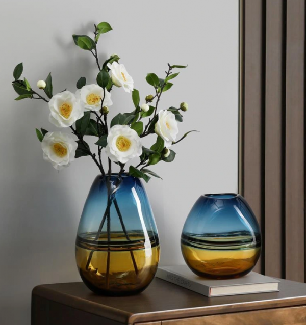 Vas bunga dari bahan kaca berwarna-warni